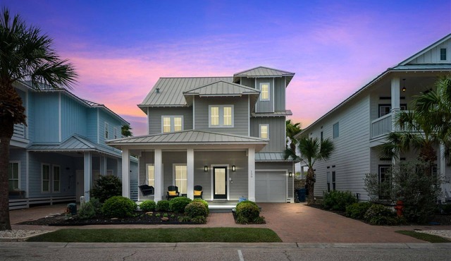 Gorgeous 5 BR Cinnamon Shore Home w/Screened Porch & Access to All Amenities