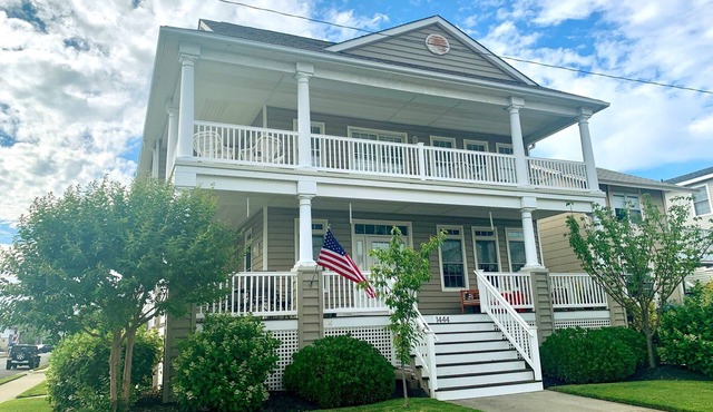 Gorgeous 5BR 3BA Home, close to beach, Town + playground; full linen service