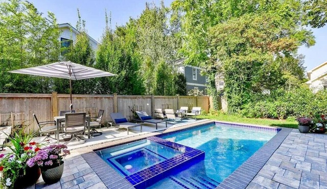Gorgeous 5BR, 4.5BA, in town, pool, hot tub, beach nearby!