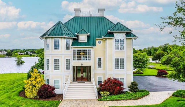 GORGEOUS 5BR/5BA Lake Escape:Beach, Boathouse, Kayaks, Firepit & Game Room+more!