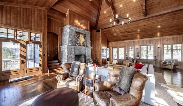 Gorgeous 6 bedroom | 6 bathroom cottage with living quarters in Boathouse!