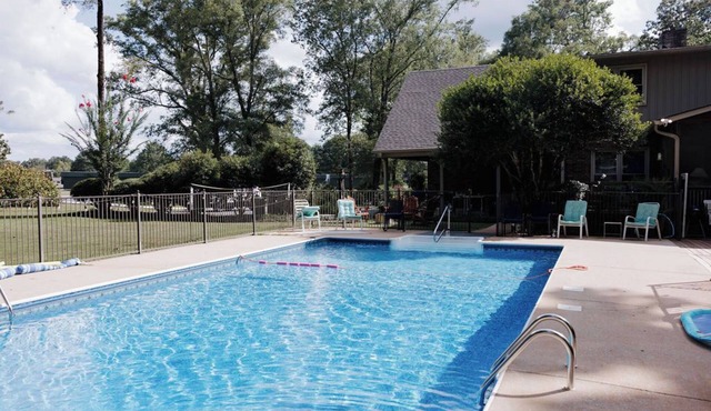 Gorgeous 6 bedroom home with game room, POOL, FISHING POND & PICKLE BALL court