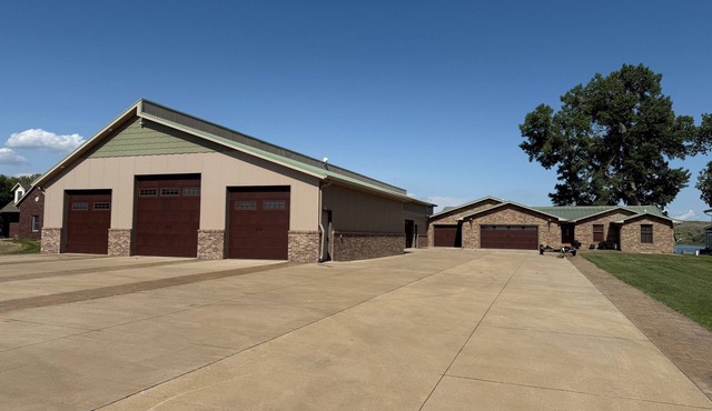 Gorgeous 6-bedroom, 5 bath house with magnificent view of the river in Ft Pierre