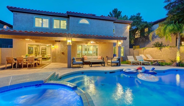 Gorgeous 6 Bedroom w/King beds, Pool & Spa and Games