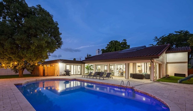 Gorgeous 6 BR Home /w Heated Pool & Golf View