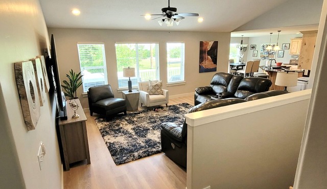 Gorgeous 6BR Lake View Retreat: Hot Tub, Office, 2 Kitchens in Saratoga Springs