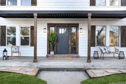 Gorgeous 6BR Sleeps 18 w Hot Tub