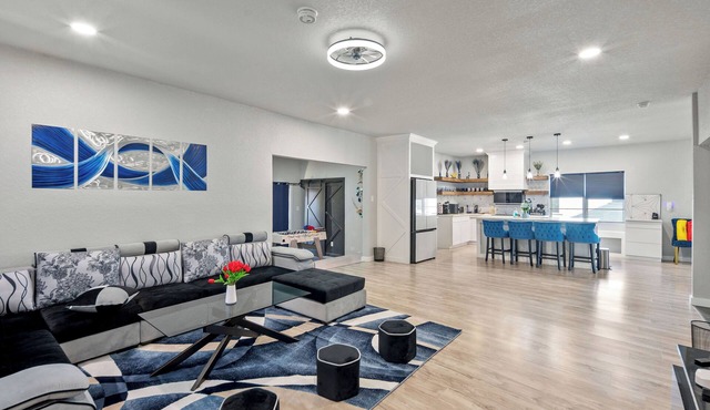 Gorgeous 6BR Sleeps 18 with Hot Tub, BBQ, Games, Big Screen TV. Near Downtown