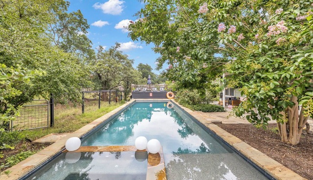 Gorgeous 6br Villa in Lovely Austin wt Massive Pool & Hot Tub + Goats & Chickens