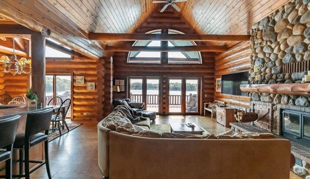 Gorgeous 7 bdrm loglodge fireplaces sauna hottub kayaks paddleboards boats