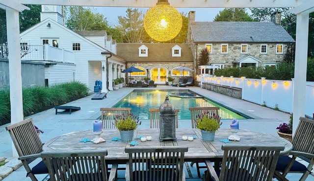 Gorgeous 7-bedroom house w Pool in Charming Westport, 8 minutes to the Beach