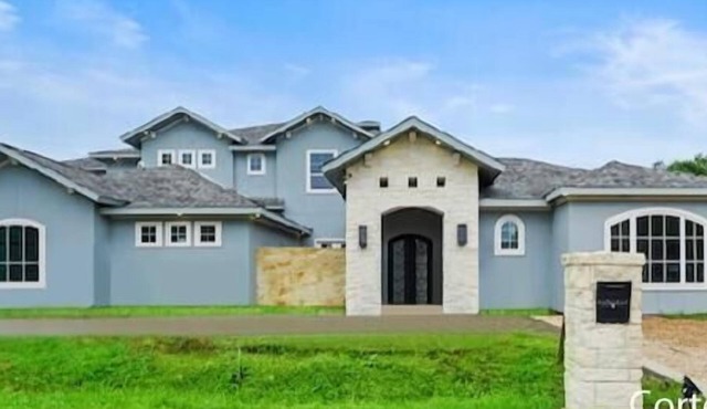 Gorgeous 7200 sq ft estate with AC in vibrant Houston Galleria Area