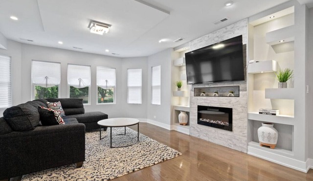 Gorgeous 7BD Home w/Garage