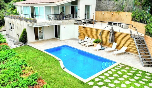 Gorgeous and Serene Villa with Pool and Sea view 😊