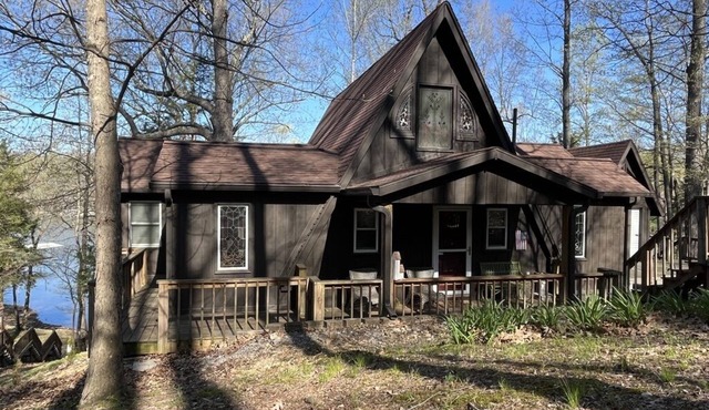 Gorgeous A-frame on Lake Barkley cove: private dock, fire pit, pets ok