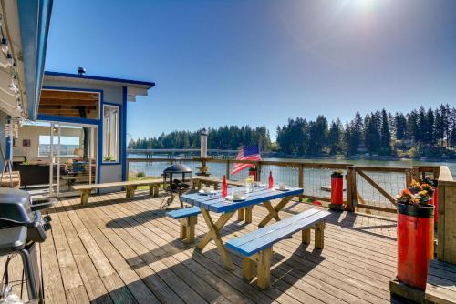 Gorgeous Allyn Getaway - No-Bank Waterfront!