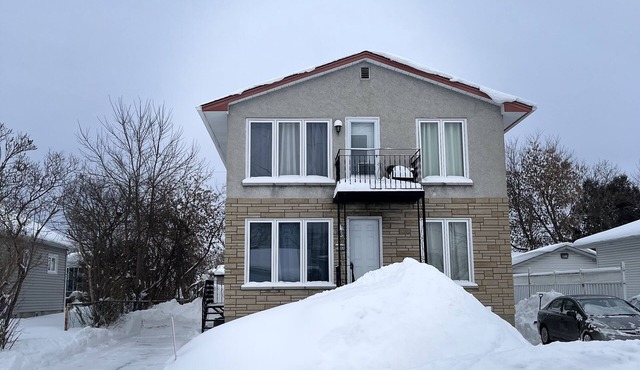 Gorgeous and cozy 3 bedroom apartment near all amenities.