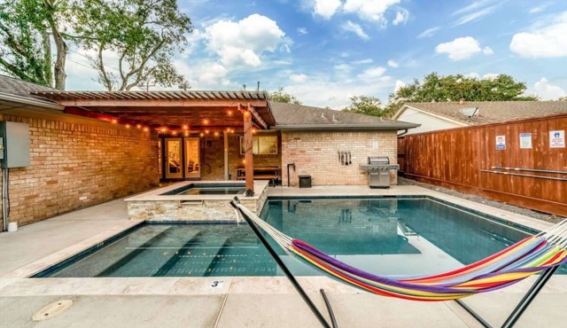 Gorgeous and Cozy Houston home w/a private Pool