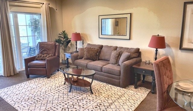 Gorgeous and Large Condo, Elevator, Pool, Ozark Views! Close to Branson strip!