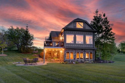 Gorgeous and Modern Cabin Rental with Lake Views near Omaha, Nebraska