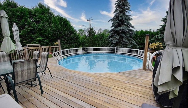 Gorgeous and spacious Winfield Chalet just steps away from Georgian Bay!