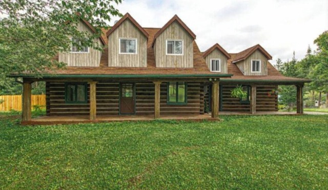 Gorgeous and Spacious 5BR Log Home in Little Current on Manitoulin Island
