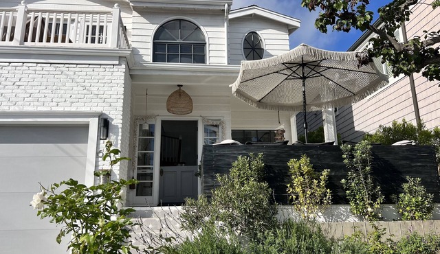 Gorgeous and Spacious 4BR Retreat; Walk to Beach and Restaurants