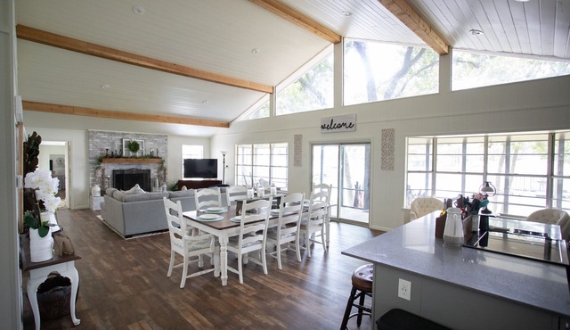 Gorgeous and spacious "5 Star" Harbor Lakehouse on Cedar Creek Lake