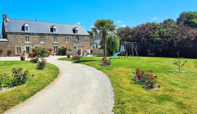 Gorgeous apartment in Roz-Landrieux with WiFi