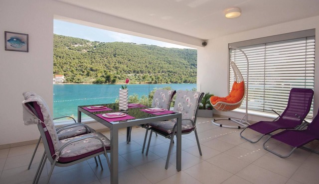 Gorgeous apartment in Grebastica