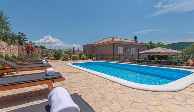 Gorgeous apartment in Sibenik with swimming pool