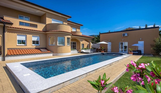 Gorgeous apartment in Smrika with WiFi