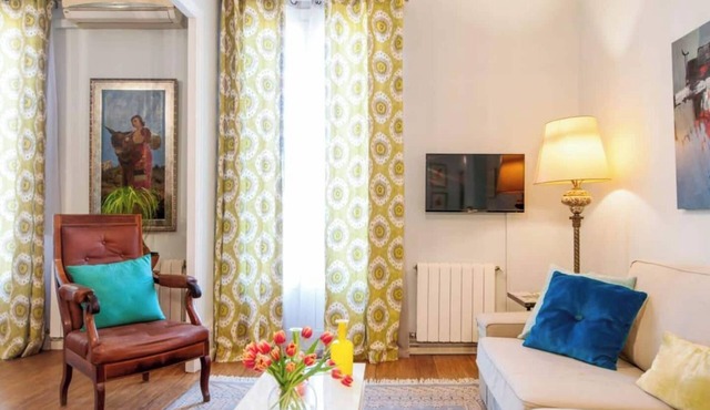 Gorgeous apartment on sought after pedestrian street - Casa Granada