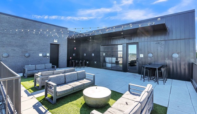 Gorgeous Apt for 8 w/Rooftop & Gym, Near DT!