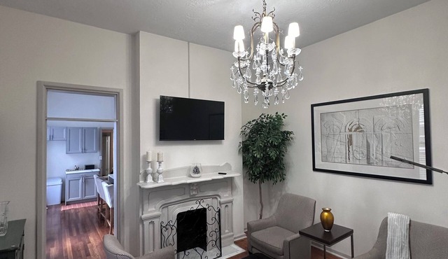 Gorgeous apt marble bath & kit 2 min from downtown 5 min to Dayton university