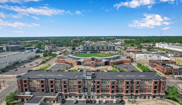 Gorgeous Apt w/Balcony - Walk to Stadium & Lansing Center