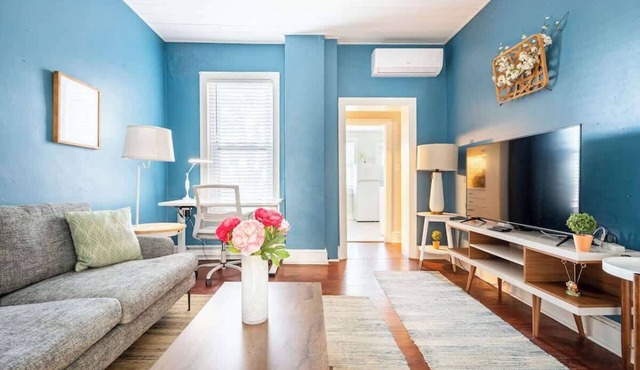 Gorgeous APT w King Bed full kitchen prvt laundry