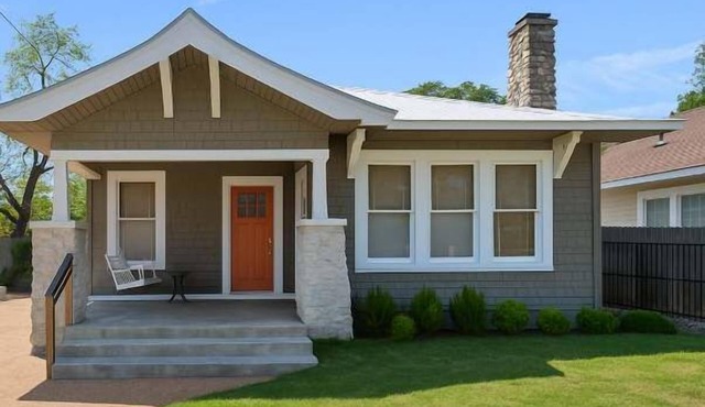 Gorgeous Artistic Fully Fenced Home Near Downtown