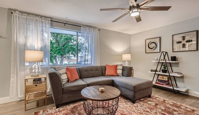 Gorgeous Arvada home-Fenced yard-Pet Friendly-Hot Tub