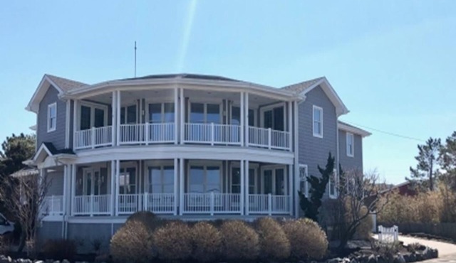 GORGEOUS BAY SIDE HOME!