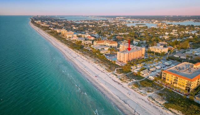 GORGEOUS BEACHFRONT 3BR/2BA-VIEWS FROM EVERY ROOM- ON-SITE PICKLEBALL, POOL/SPA