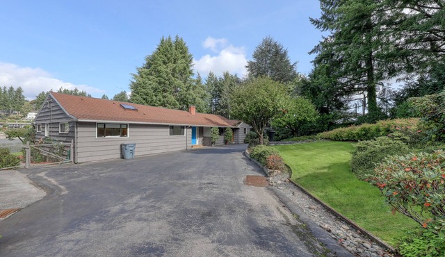 Gorgeous beachfront house w/incredible Olympic Mountain views - dogs welcome