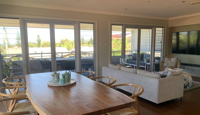 Gorgeous beachside location, modern spacious with easy stroll beaches and cafes.