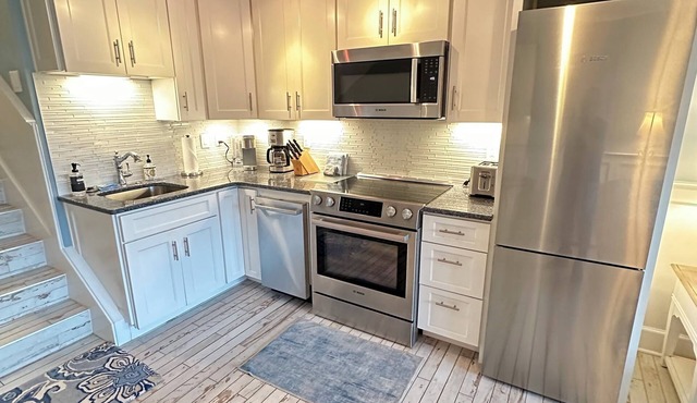 GORGEOUS & BEST IN TOWN! - Walk to the Beach and Shops! Beautifully Remodeled!