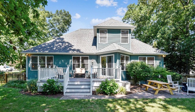 Gorgeous Bethany retreat! Dog friendly, 4 BR/3BA, near trails, <2 miles to beach