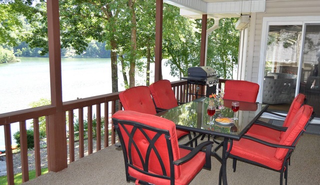 Gorgeous bluffs on Lake Ann - private dock