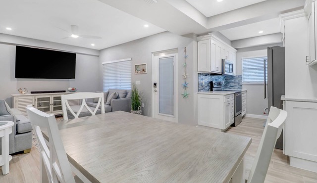 GORGEOUS Bonita Beach, New Remodeled Condo, Ground Floor, 1 Min Walk to Beach, Free WiFi & Parking!
