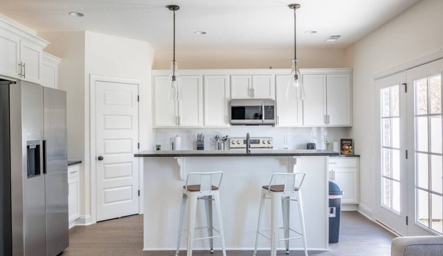 Gorgeous brand-new brick townhome by Old Hickory Lake. 3-min drive and walking distance to lake, boat rentals and water sport entertainment. 12-min drive to Nashville International Airport. Easy commute to Downtown Nashville, Grand Ole Opry, Opry Mil
