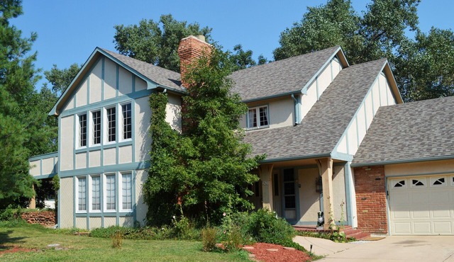 Gorgeous BROADMOOR English Tudor ~ Delightful Holiday Home, Hot Tub & Gazebo !