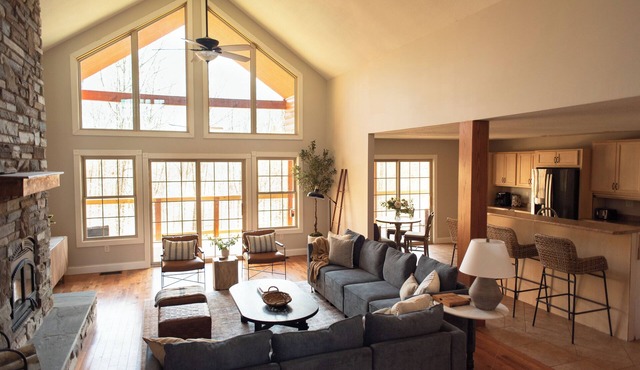 Gorgeous cabin getaway located minutes from both Nashville and Columbus, Indiana